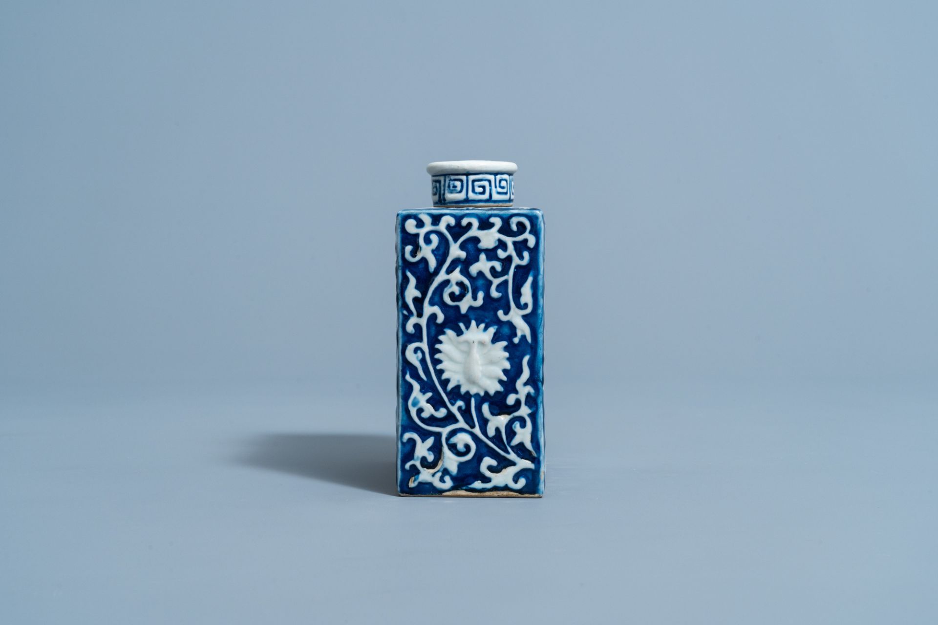 A Chinese blue and white 'Shou' tea caddy, 19th C. - Bild 3 aus 7