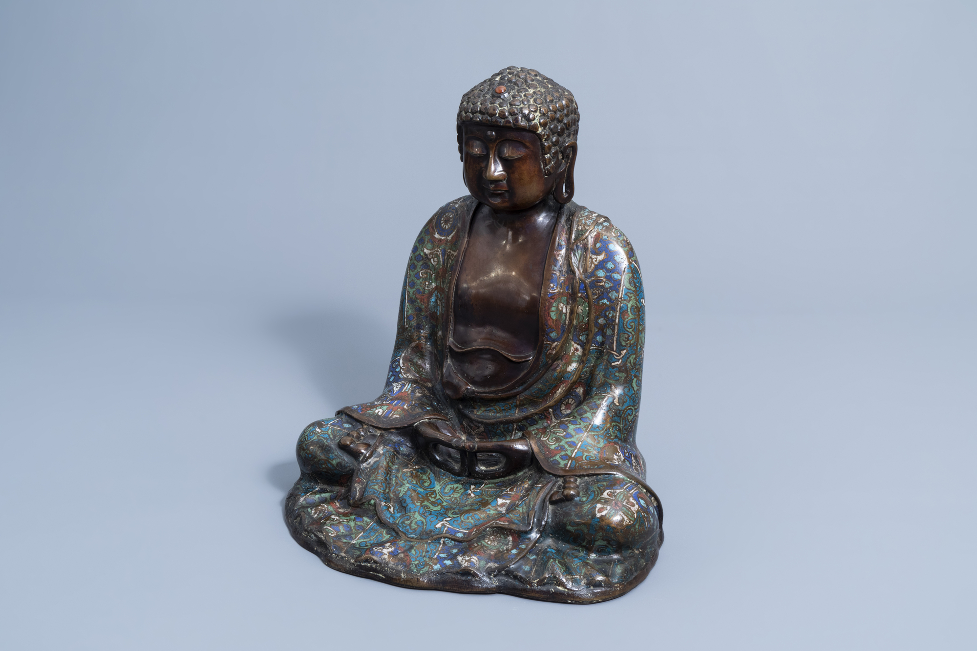 A large Japanese champleve enamel and bronze figure of a seated Buddha, Edo, 18th C. - Image 2 of 9