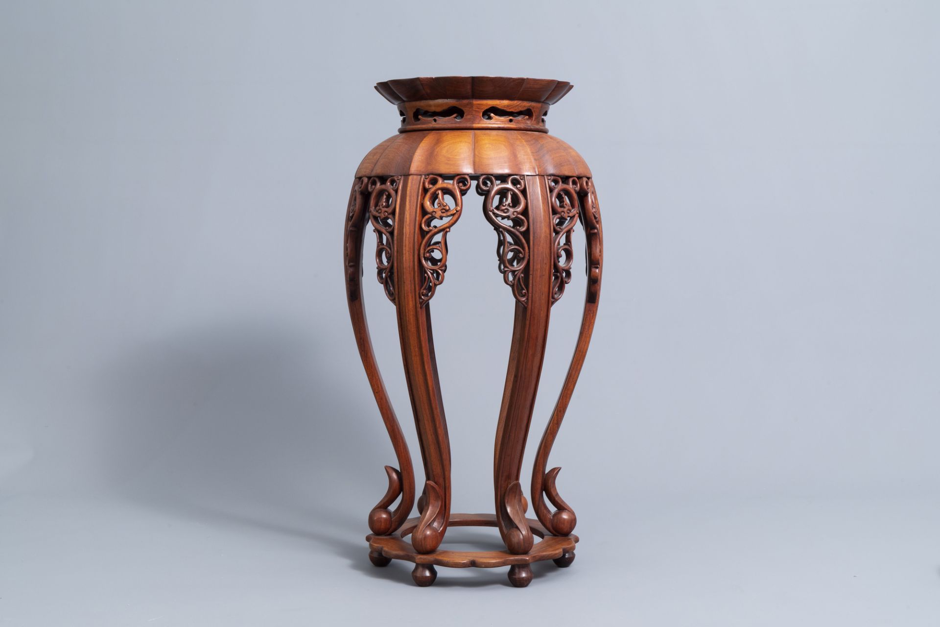 A Chinese carved wood stand with lotus shaped top, 20th C. - Image 5 of 7