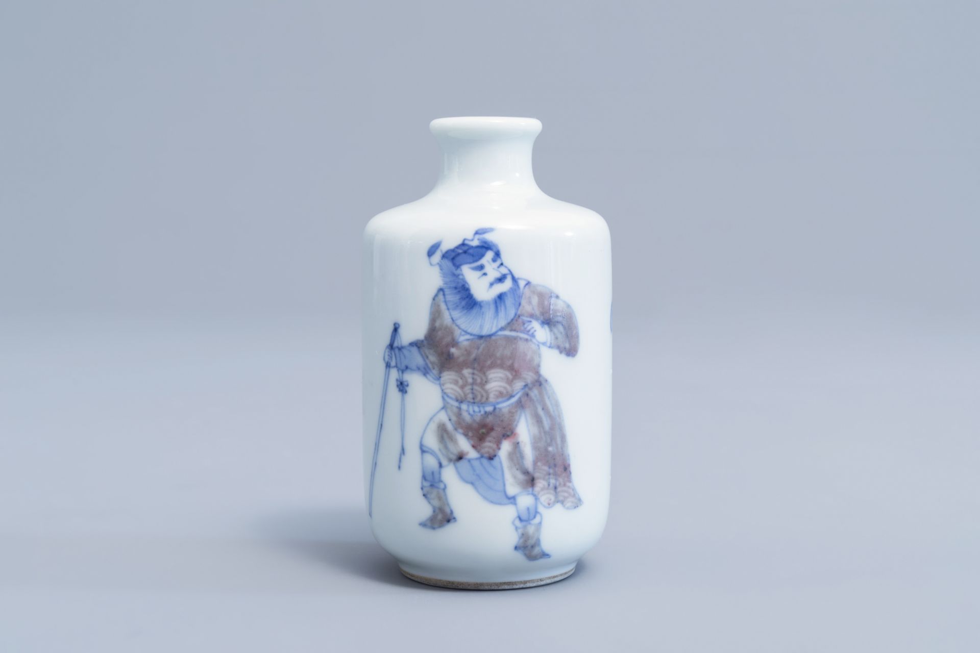 A Chinese blue, white and underglaze red snuff bottle with figures, 19th/20th C. - Image 4 of 7