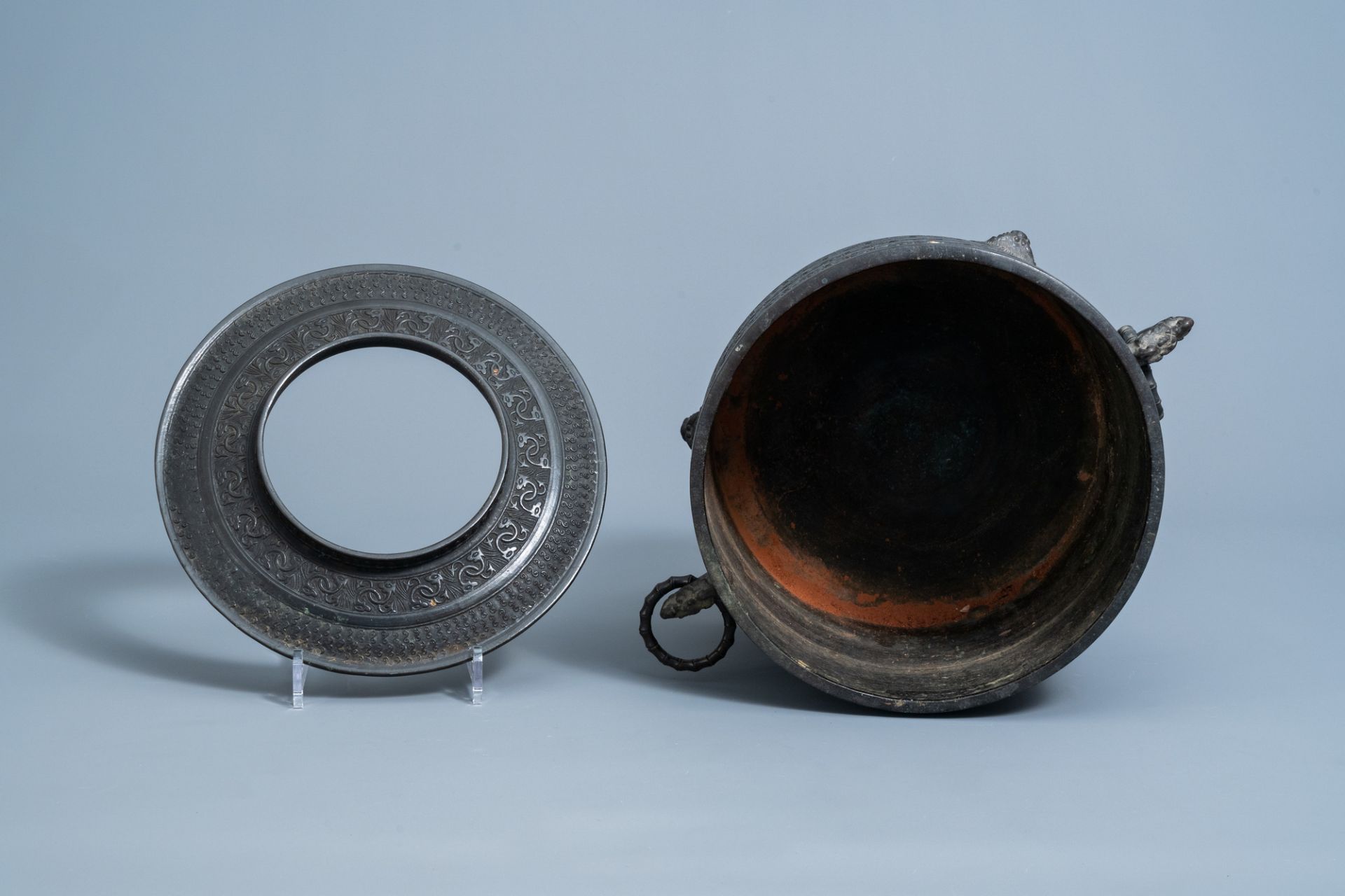 A Chinese bronze tripod censer and cover, Ming/Qing - Image 6 of 7