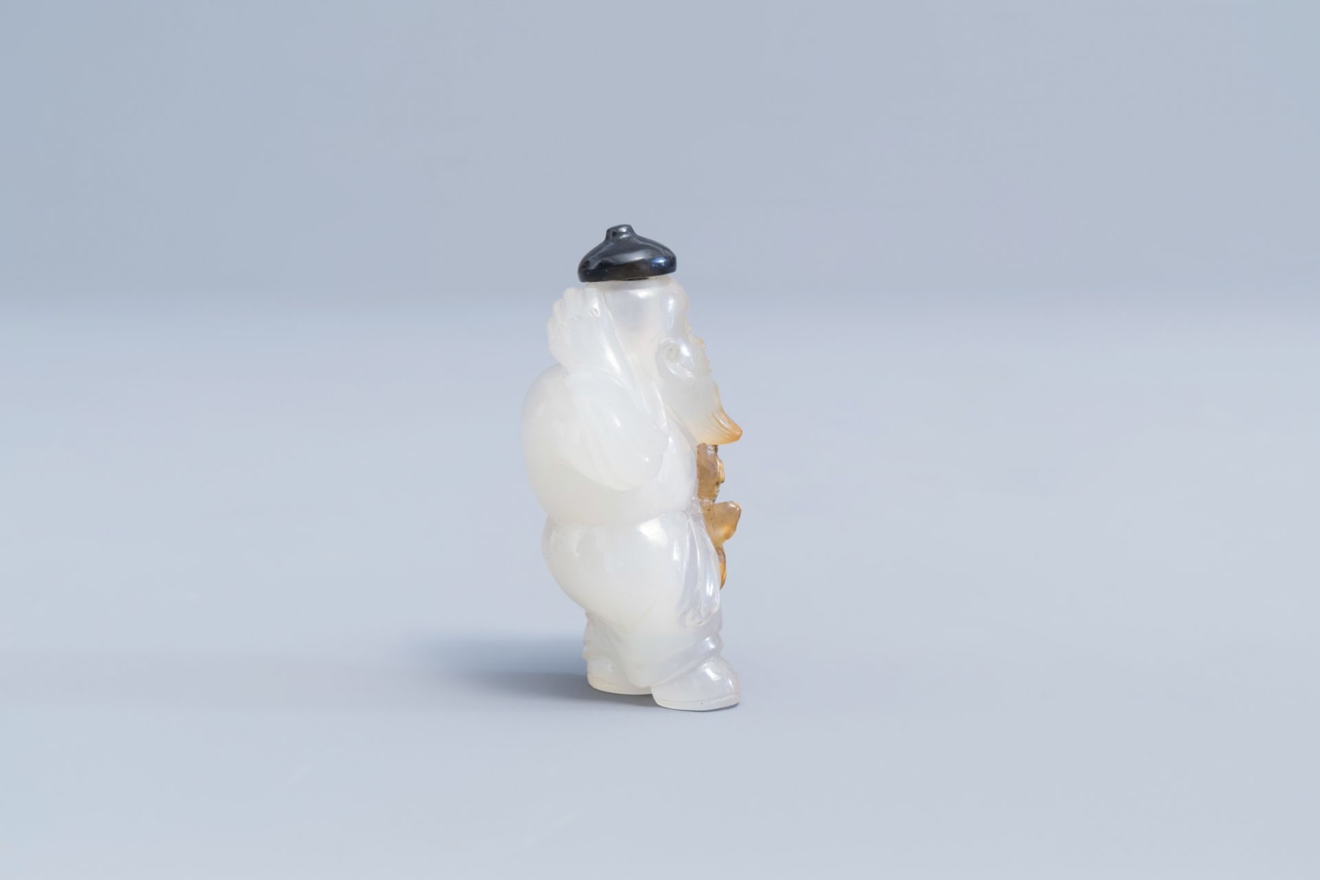 A Chinese agate fisherman snuff bottle, 19th/20th C. - Image 3 of 9