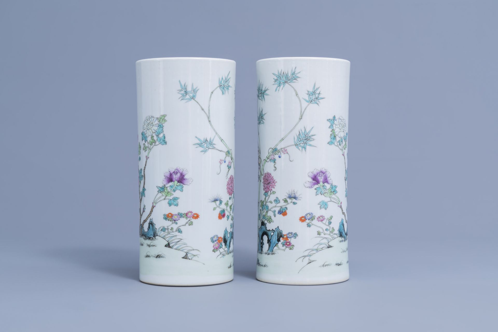 A pair of Chinese Nanking crackle 'dragon' vases & a pair of famille rose hat stands, 19th/20th C. - Image 4 of 13