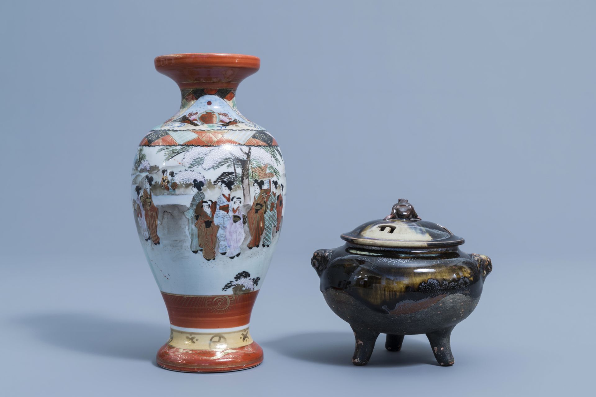 A varied collection of Japanese Imari and polychrome porcelain, Meiji and later, 19th/20th C. - Image 14 of 18