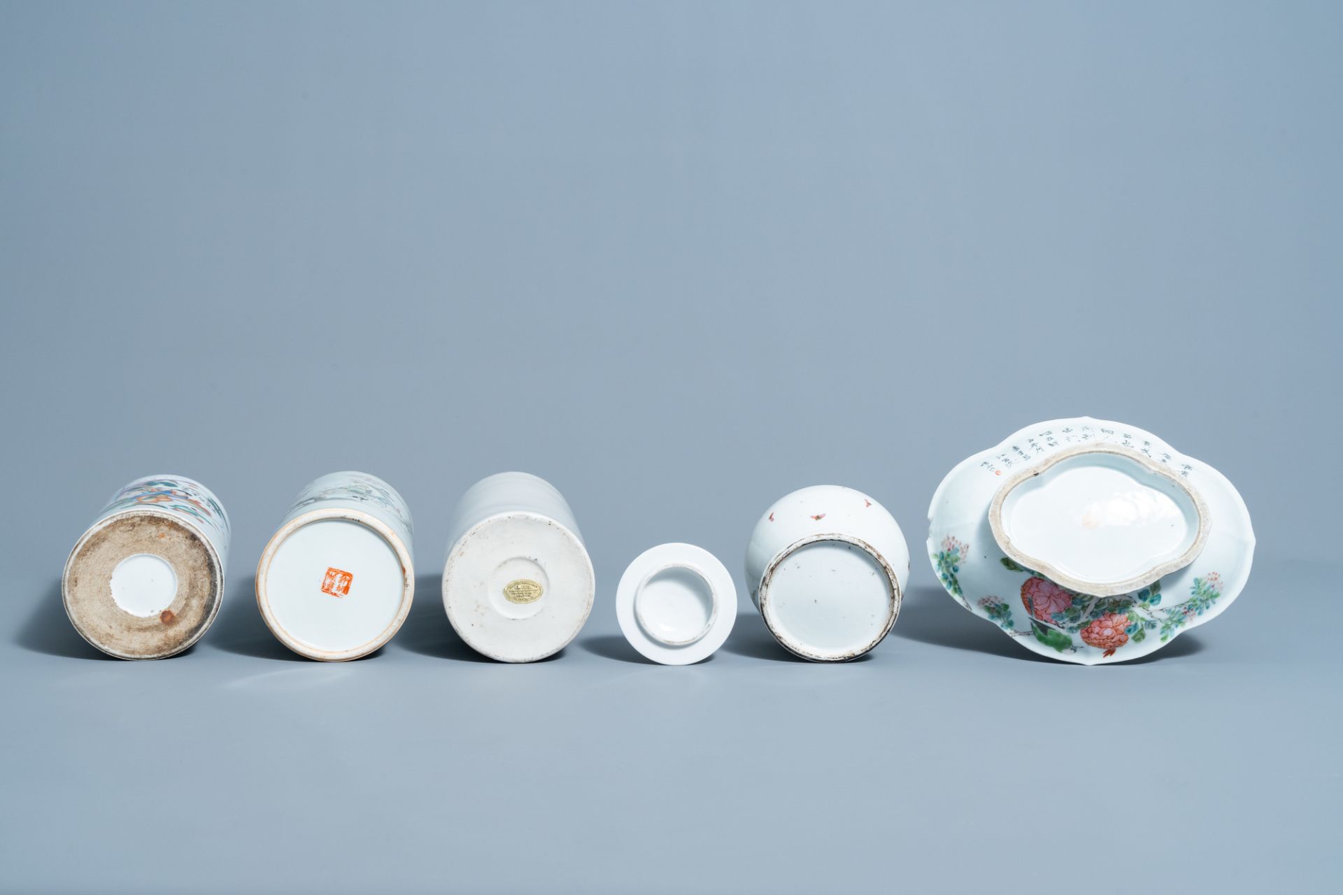 A varied collection of Chinese qianjiang cai and famille rose porcelain, 19th/20th C. - Image 8 of 8