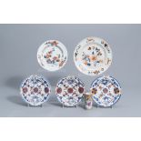 Five Chinese Imari style plates and a Canton famille rose brush pot, 18th/19th C.