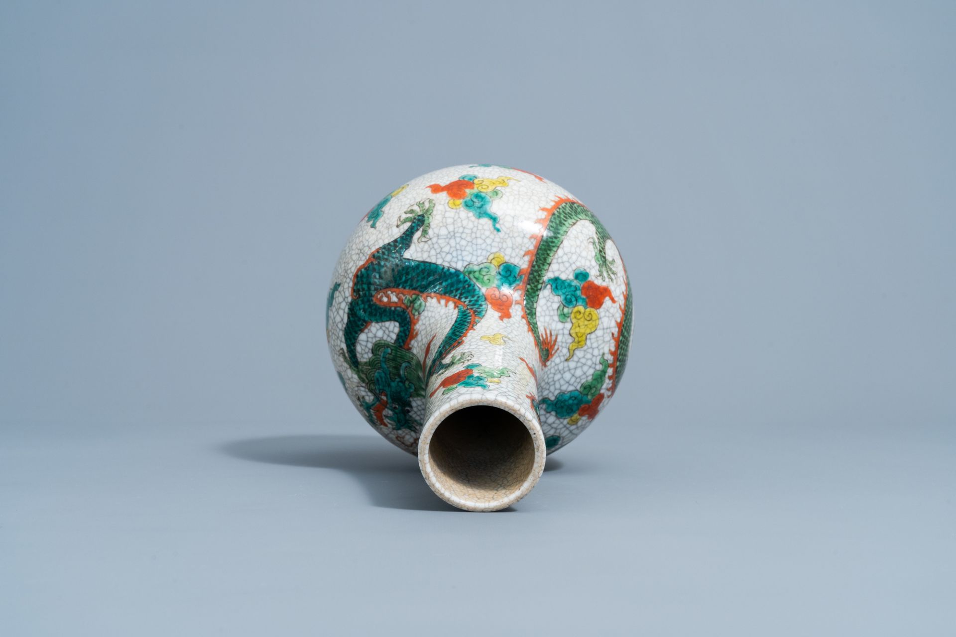 A Chinese Nanking famille verte crackled glazed tianqiu ping 'dragon' vase, 19th C. - Image 6 of 7