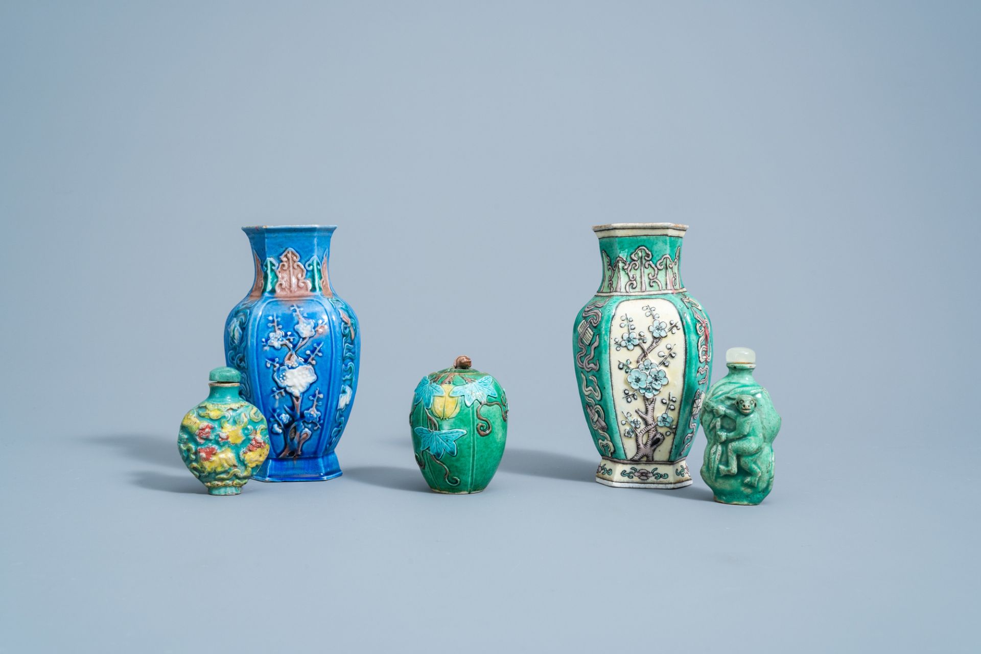 A Chinese sancai glazed jar & cover, two snuff bottles & two floral vases with antiquities, 19th/20t