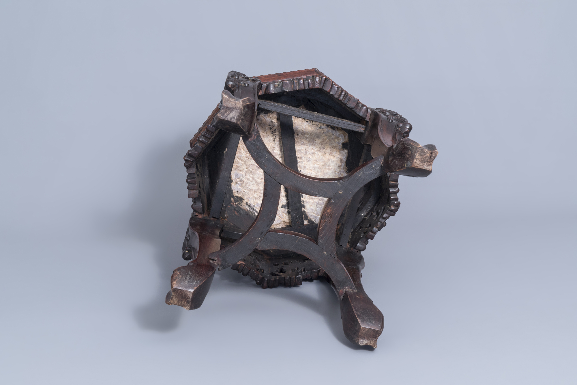 A collection of Chinese wooden stands and a carved wooden stand with marble top, 19th/20th C. - Image 14 of 14