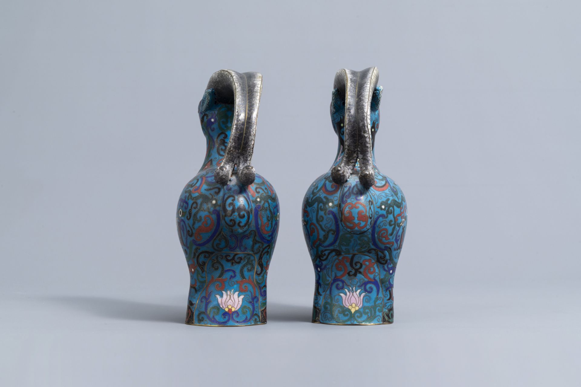 A pair of Chinese cloisonne ram shaped jugs, 19th/20th C. - Image 5 of 9