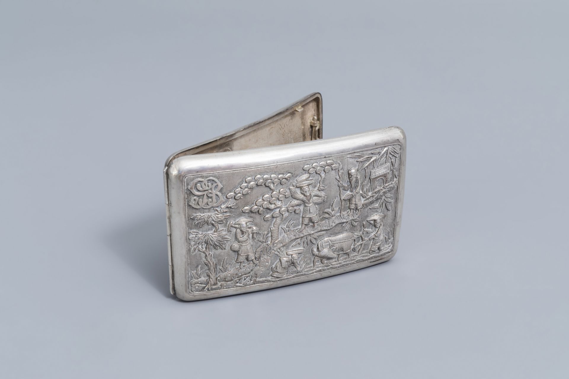 A Chinese silver cigarette box with figures in a landscape and monogram 'GB', 19th/20th C.