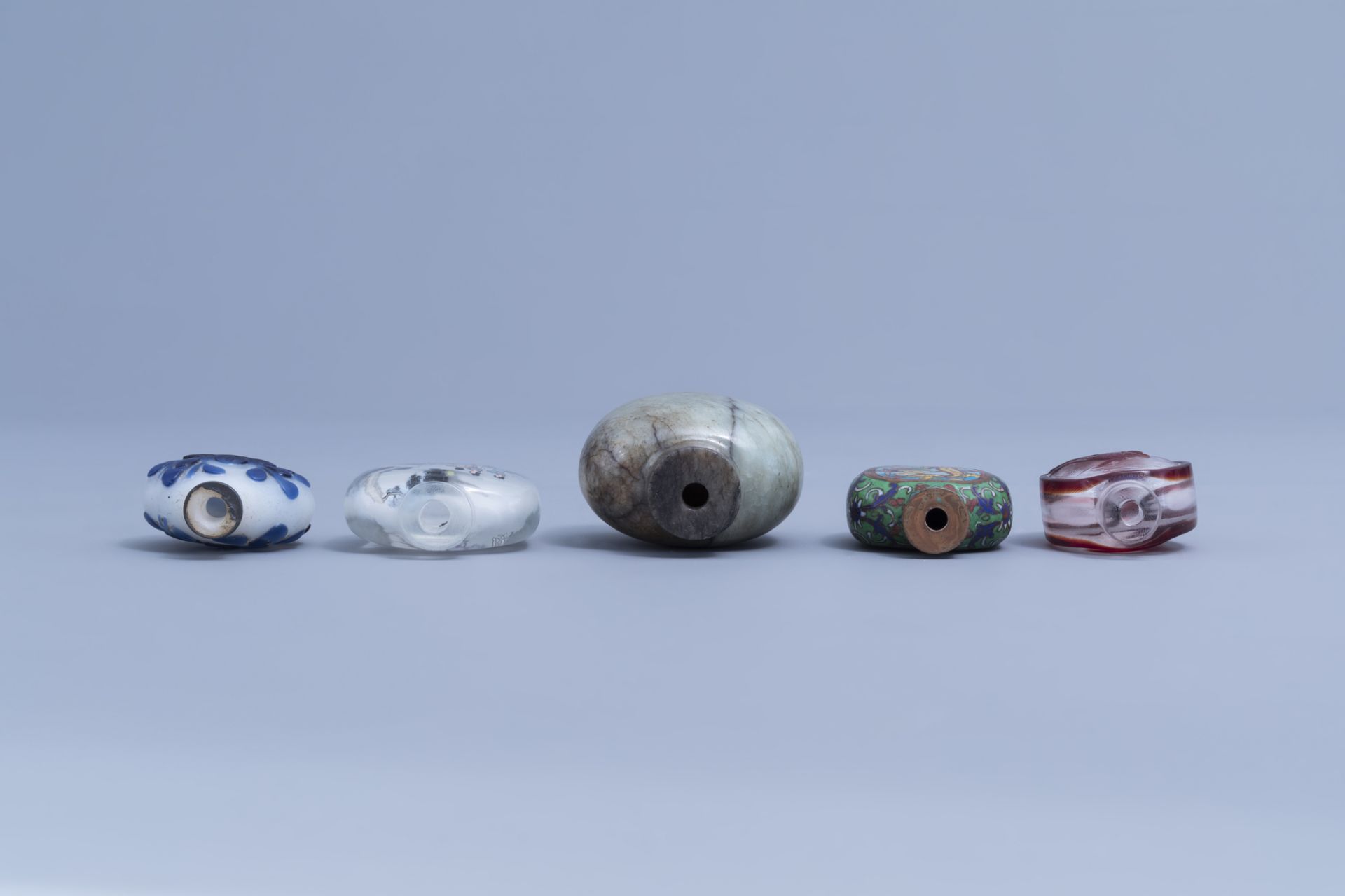 Eleven various Chinese glass and hardstone snuff bottles, 20th C. - Image 6 of 13