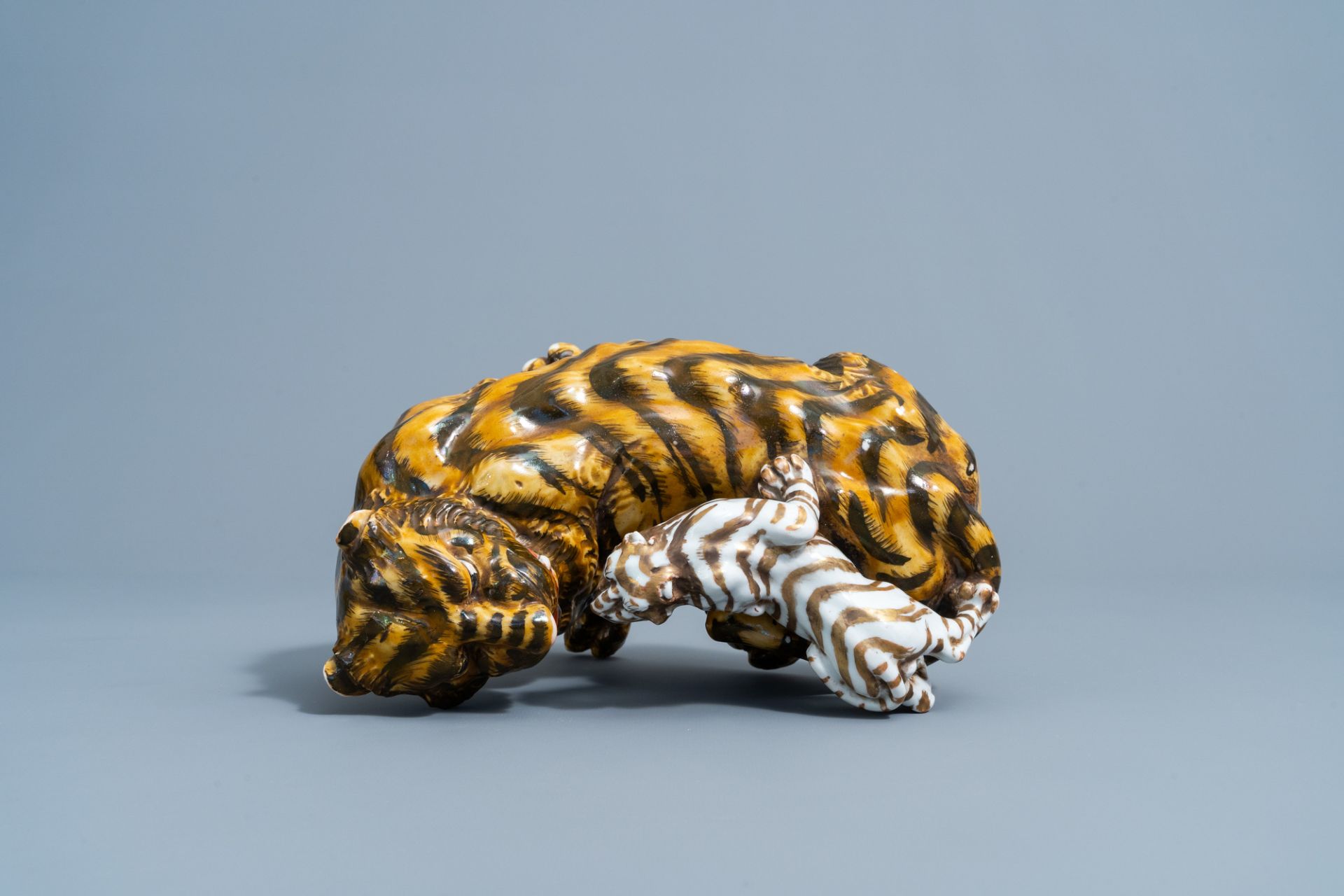 A Japanese group of two tigers with polychrome design, Meiji, 19th/20th C. - Image 8 of 9