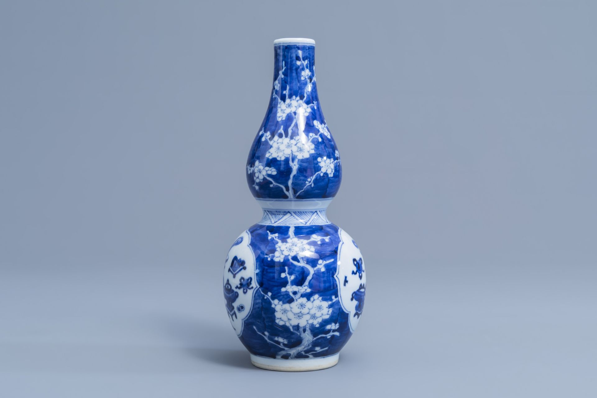 A Chinese blue and white double gourd vase with antiquities design and two plates with figurative de - Image 5 of 9