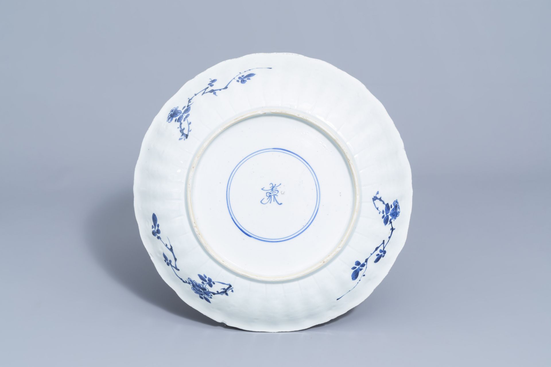 A lobed Chinese blue and white charger with a flower basket and floral design, Kangxi - Image 2 of 2