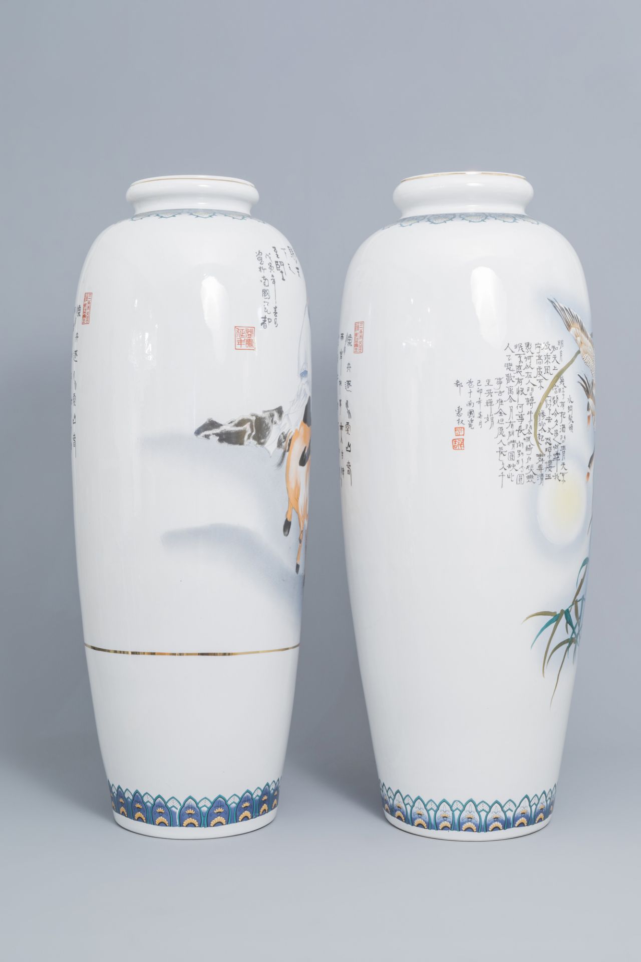 Two large Chinese polychrome vases with ducks and figures in a landscape, 20th C. - Bild 3 aus 7