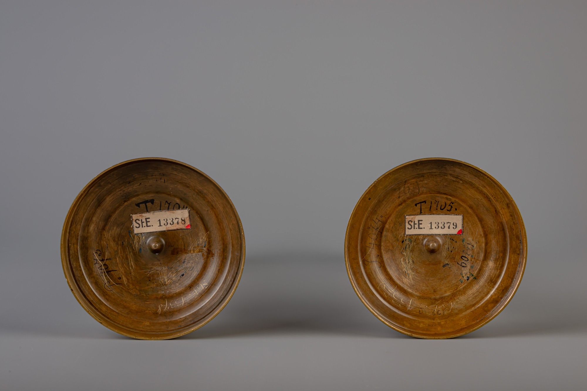 A pair of French Neoclassical gilt bronze candlesticks, 19th C. - Image 6 of 7