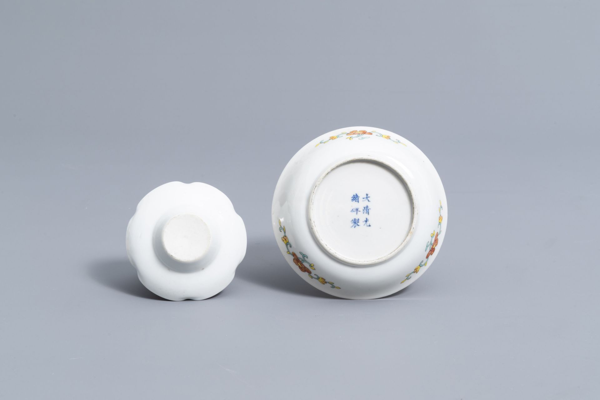 A varied collection of Chinese blue, white, qianjiang cai and famille rose porcelain, 19th/20th C. - Image 13 of 13