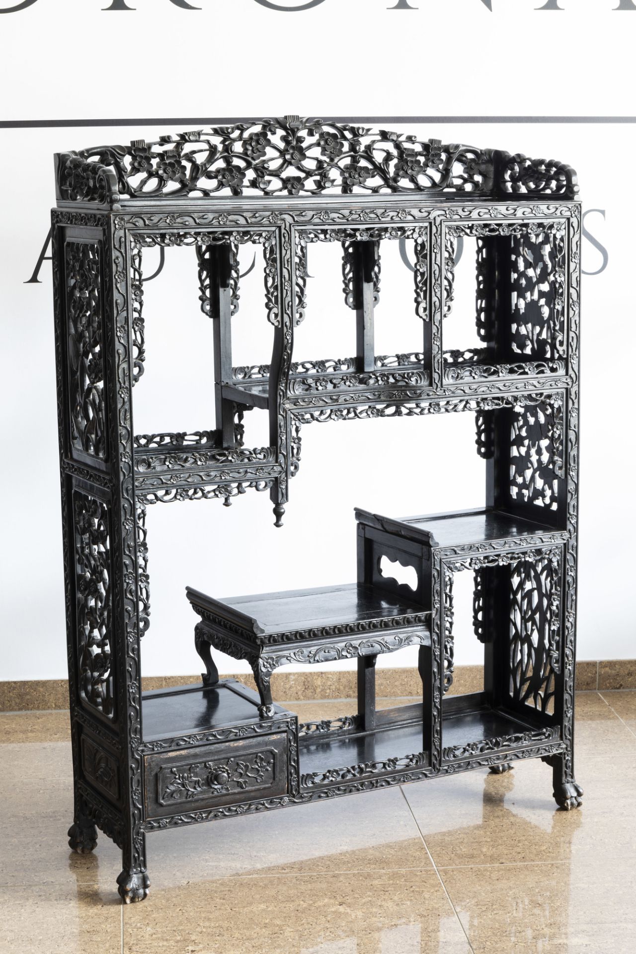 A Chinese open worked wooden display cabinet with floral design, 19th/20th C. - Image 2 of 8