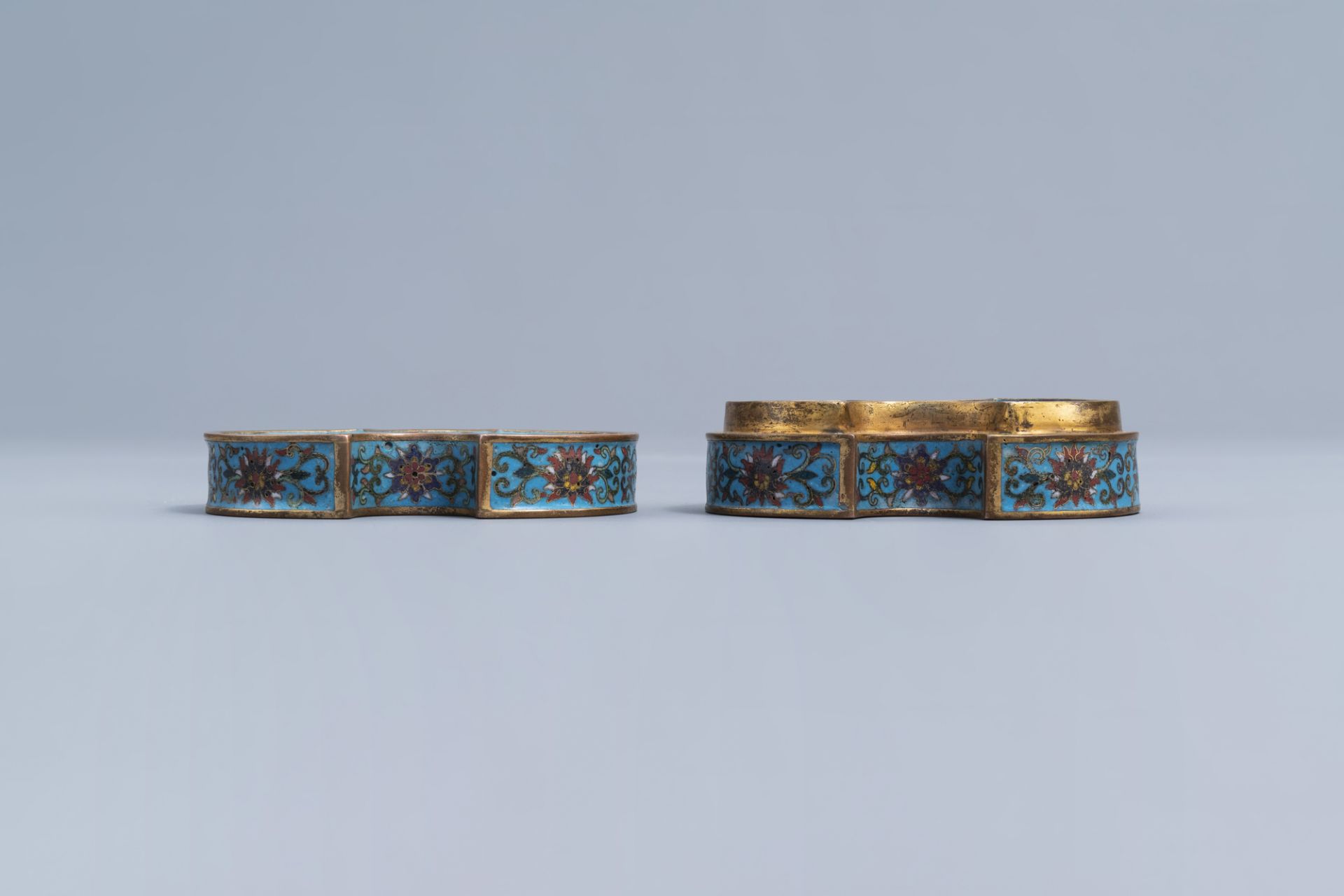 A Chinese cloisonne ingot shaped box and cover with lotus design, Qianlong mark, 19th C. - Image 5 of 9