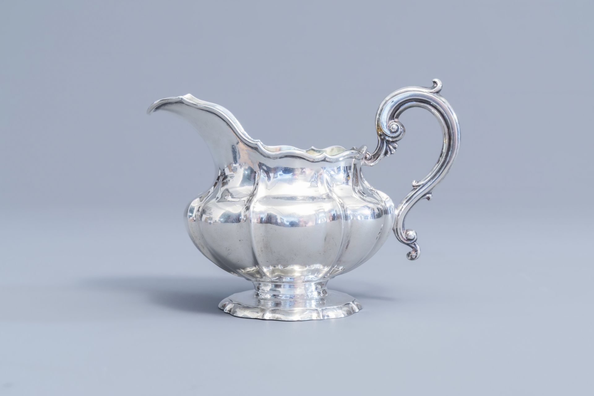 An English silver sauce boat, London, maker's mark W.B., 925/000, dated 1833 - Image 4 of 9