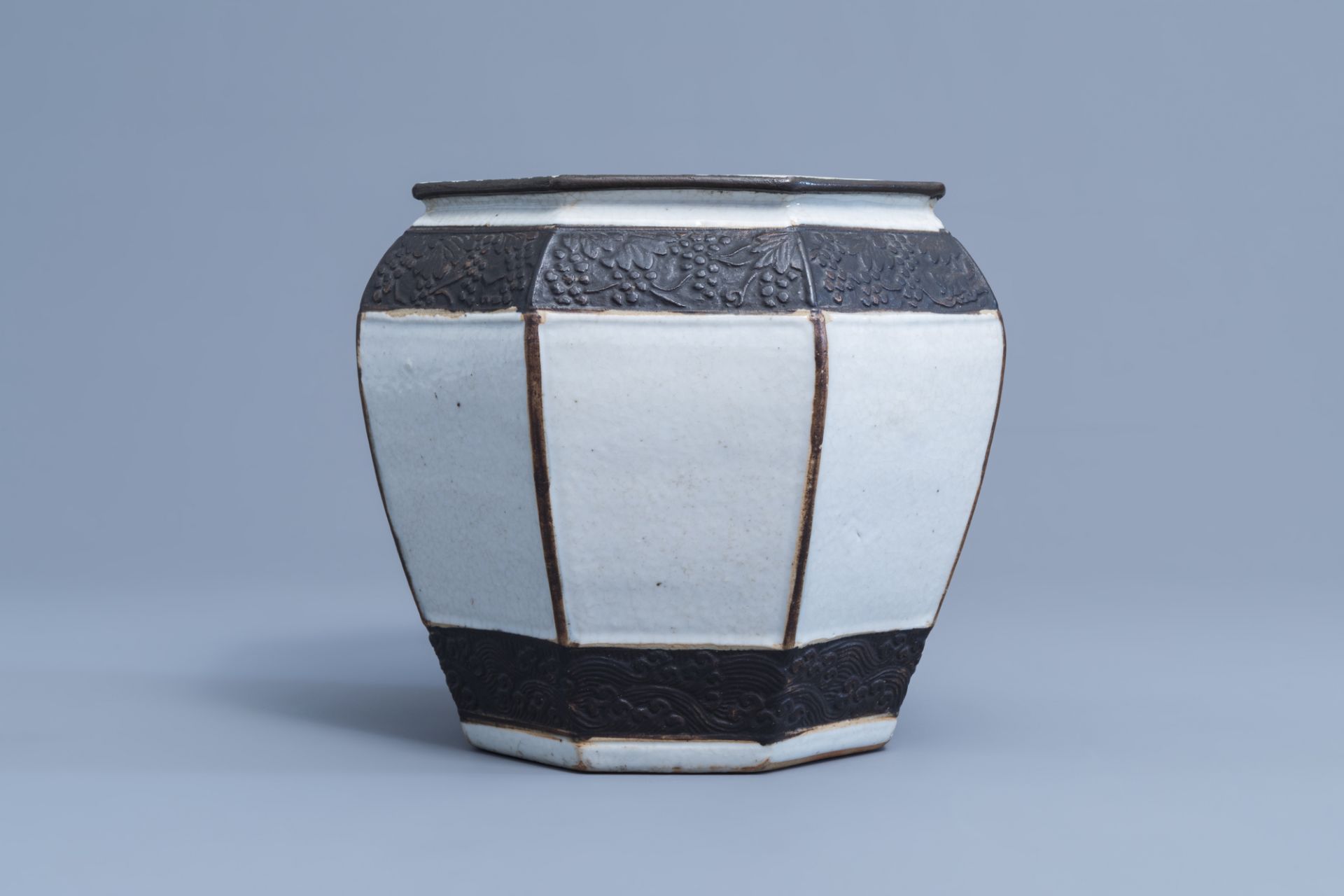 An octagonal Chinese Nanking crackle glazed jardiniere, 19th C. - Image 5 of 7