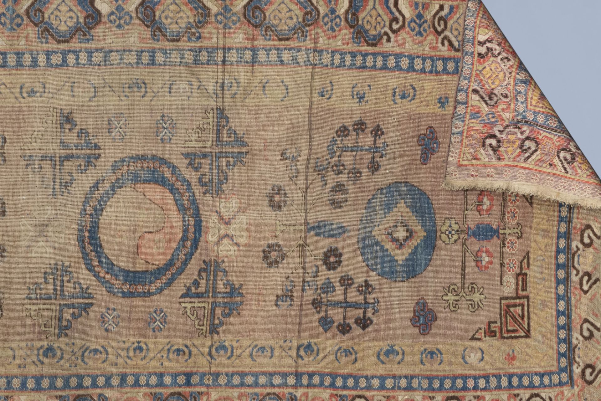 A Khotan rug with geometric design, wool on cotton, East Turkestan, 19th C. - Image 3 of 3