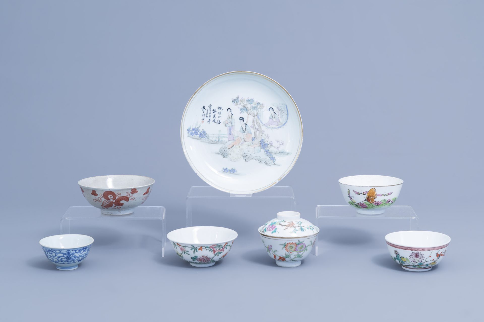 A varied collection of Chinese polychrome porcelain, 19th/20th C.