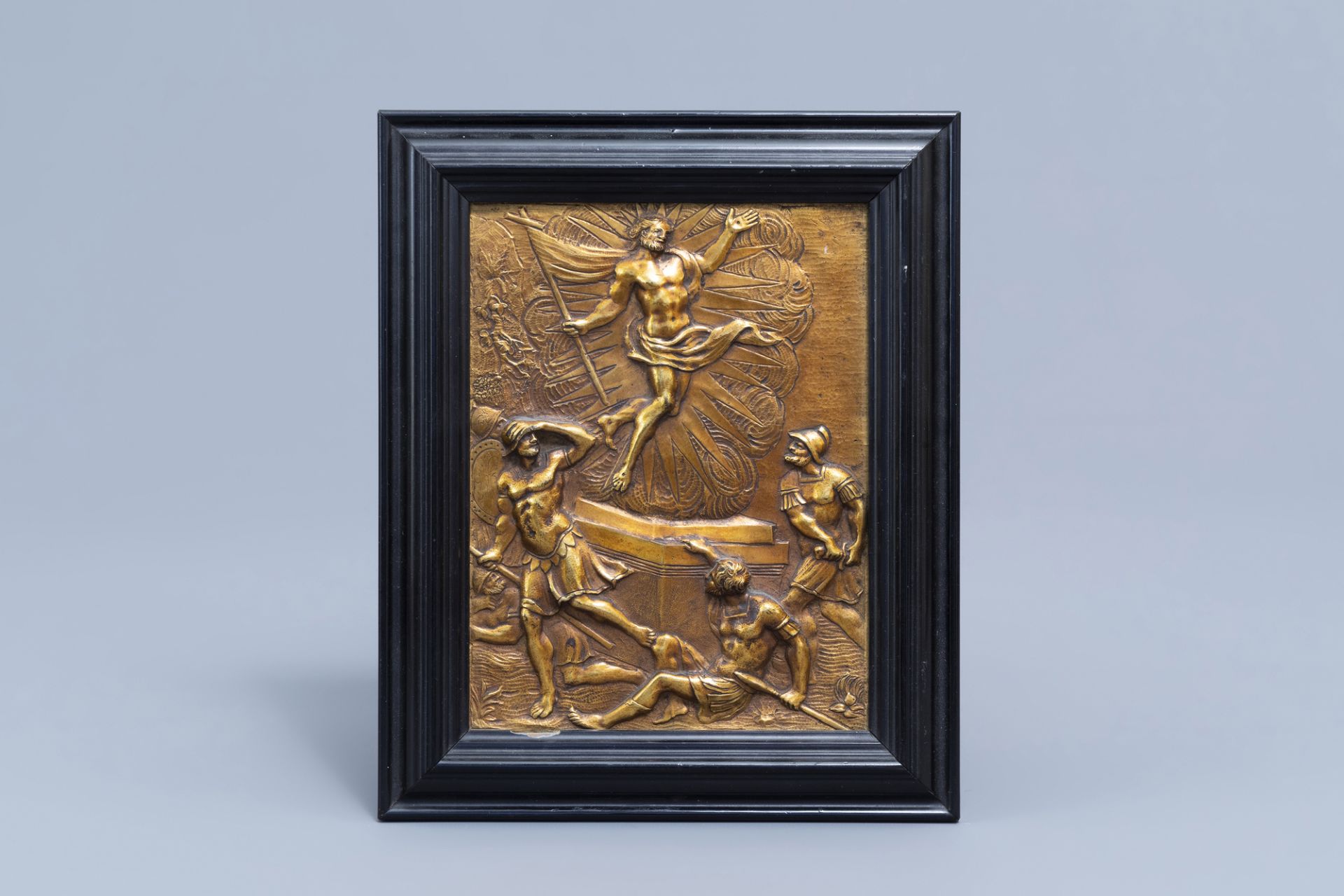 An Italian gilt brass 'Resurrection of Christ' plaque, 17th C. - Image 2 of 6