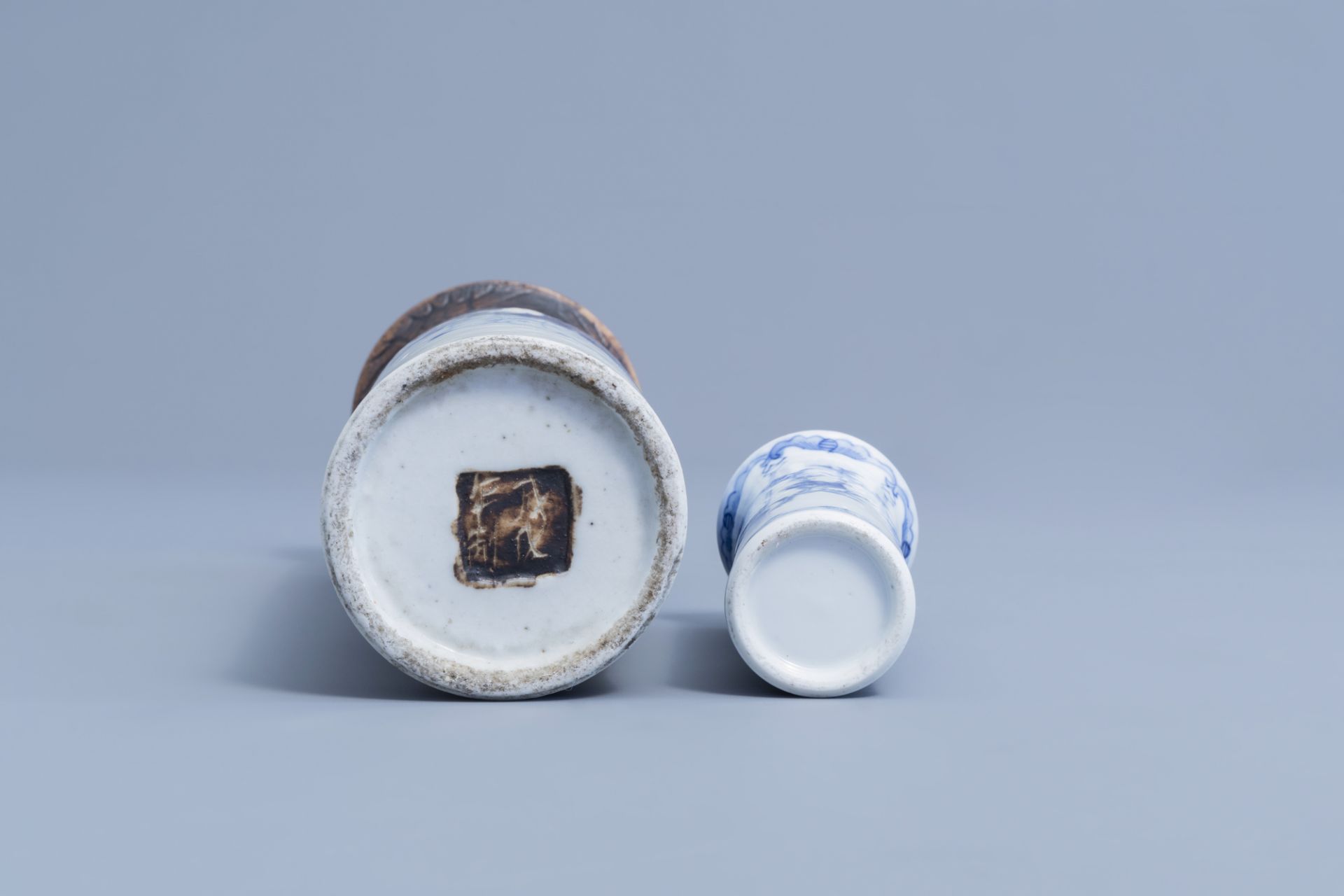 Two Chinese blue and white vases, two plates and a yellow monochrome dish, 19th/20th C. - Image 7 of 11