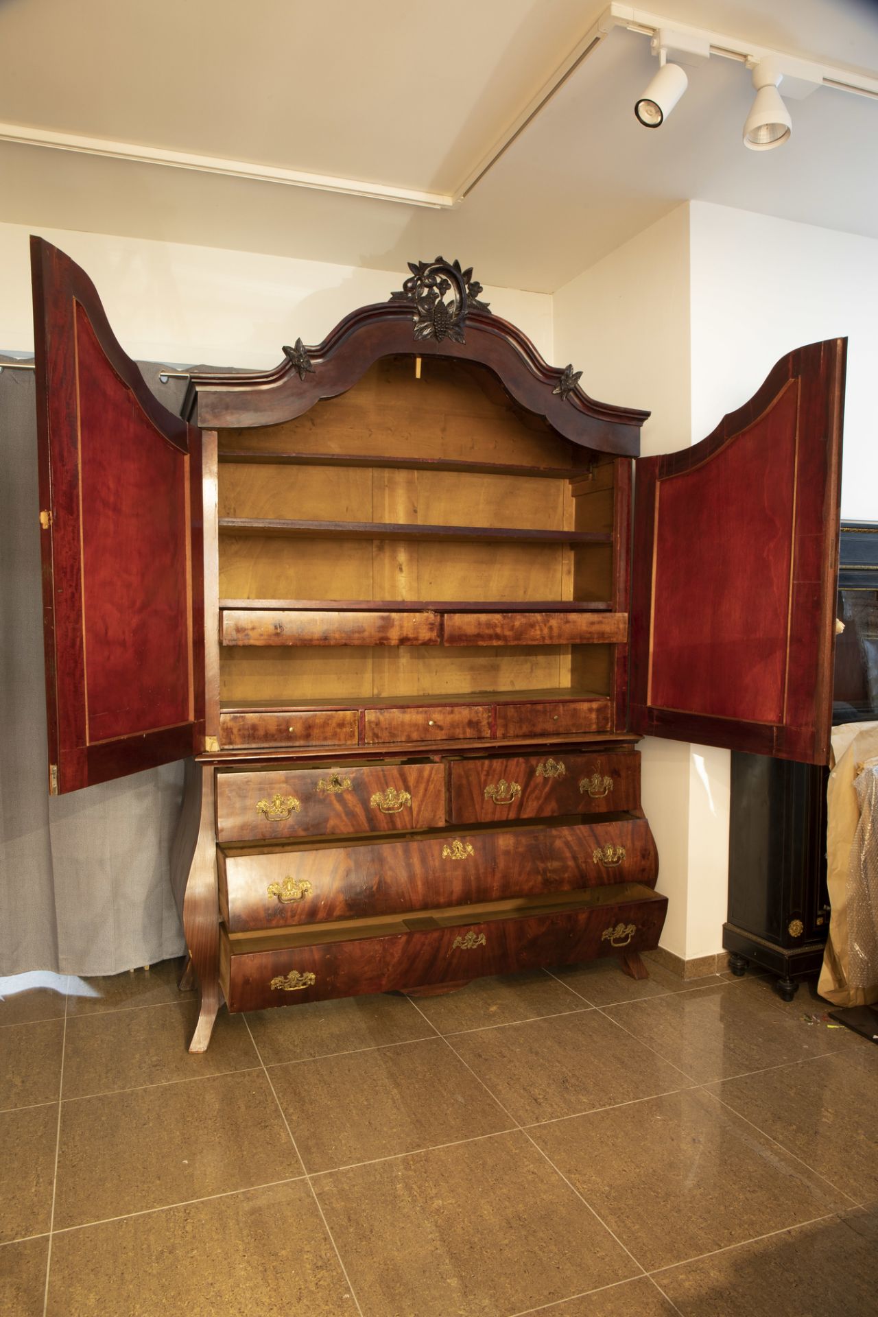 A Dutch veneered wooden two-door cabinet with four drawers, 19th C. - Image 4 of 4