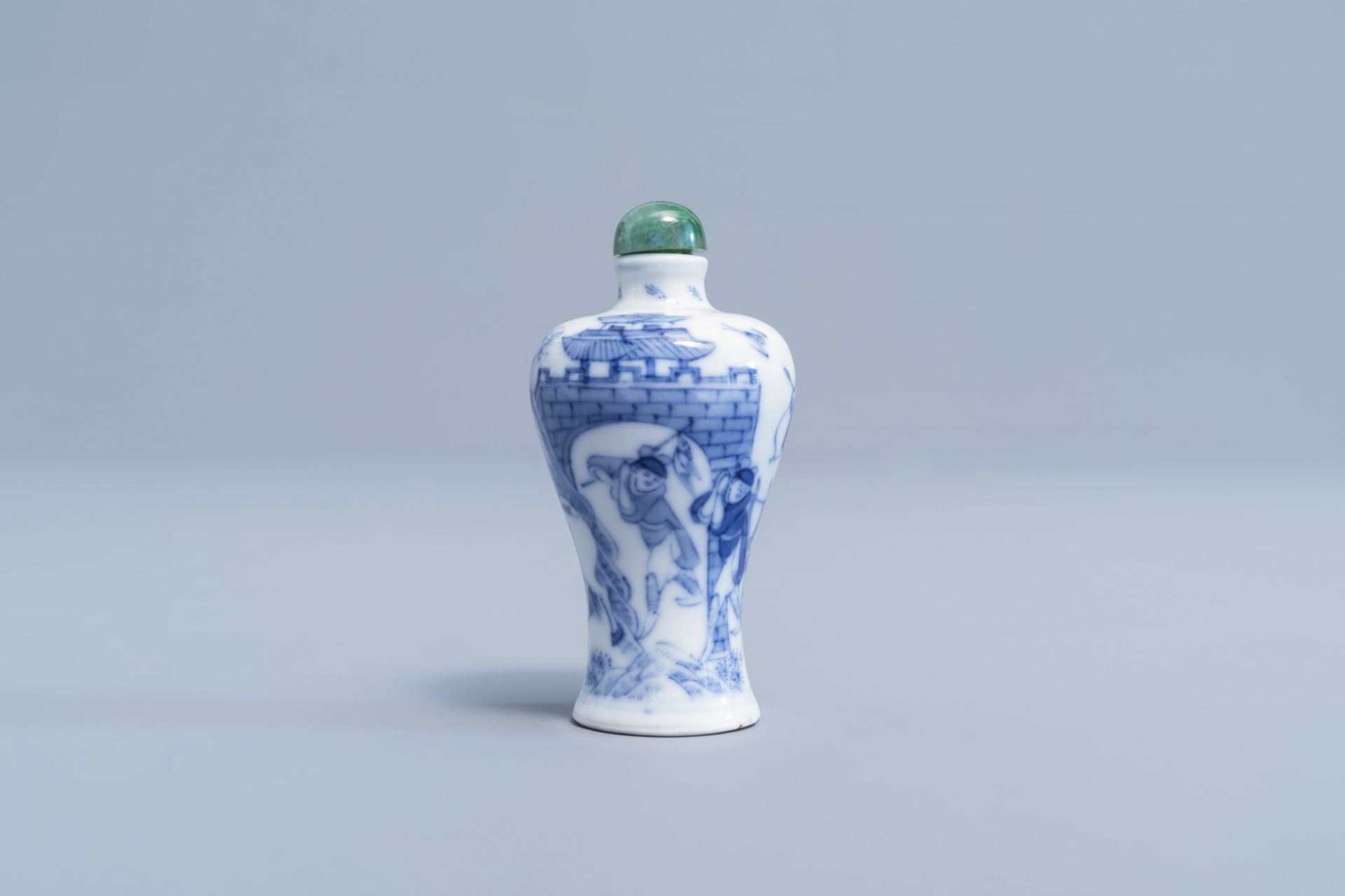 A Chinese blue and white snuff bottle with soldiers near a fortress, 19th C - Image 4 of 9