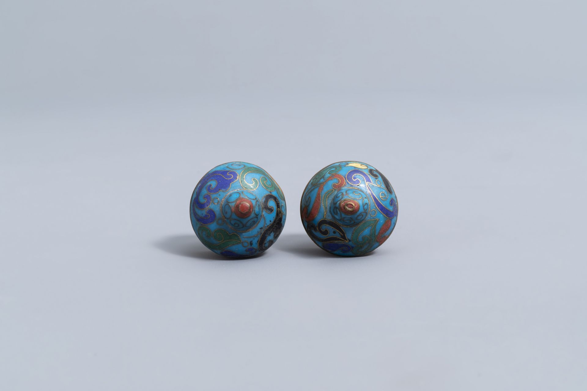 A pair of Chinese cloisonne ram shaped jugs, 19th/20th C. - Image 9 of 9