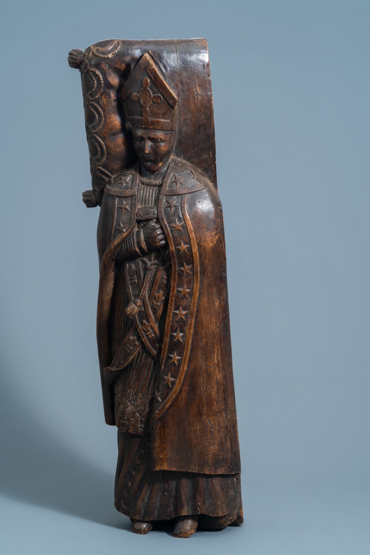 A French or Flemish carved wooden figure of a bishop on his deathbed, most probably Saint Bavo of Gh - Image 9 of 11