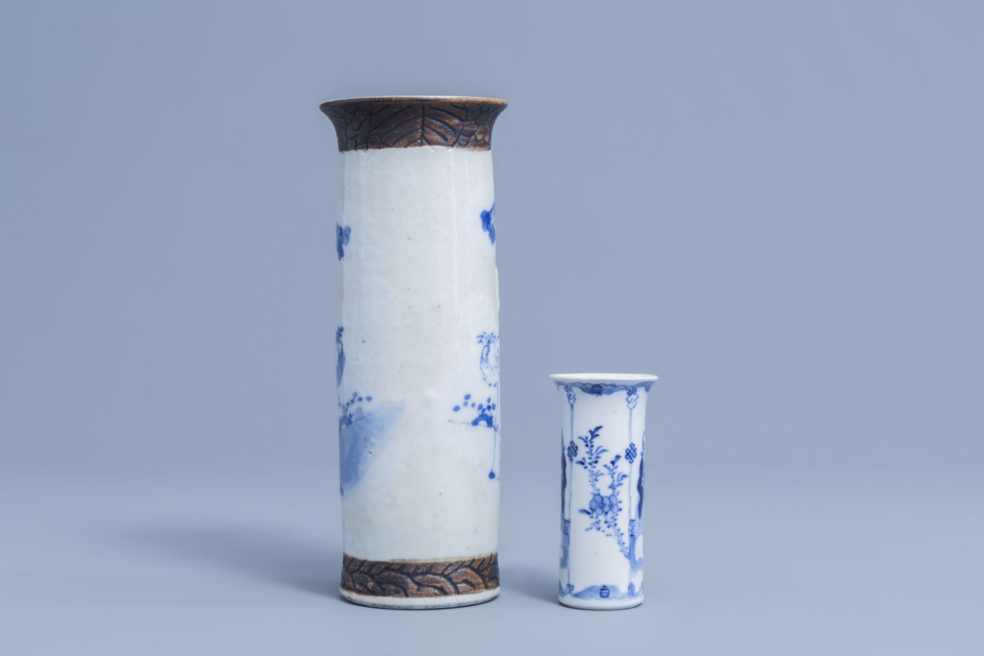 Two Chinese blue and white vases, two plates and a yellow monochrome dish, 19th/20th C. - Image 4 of 11