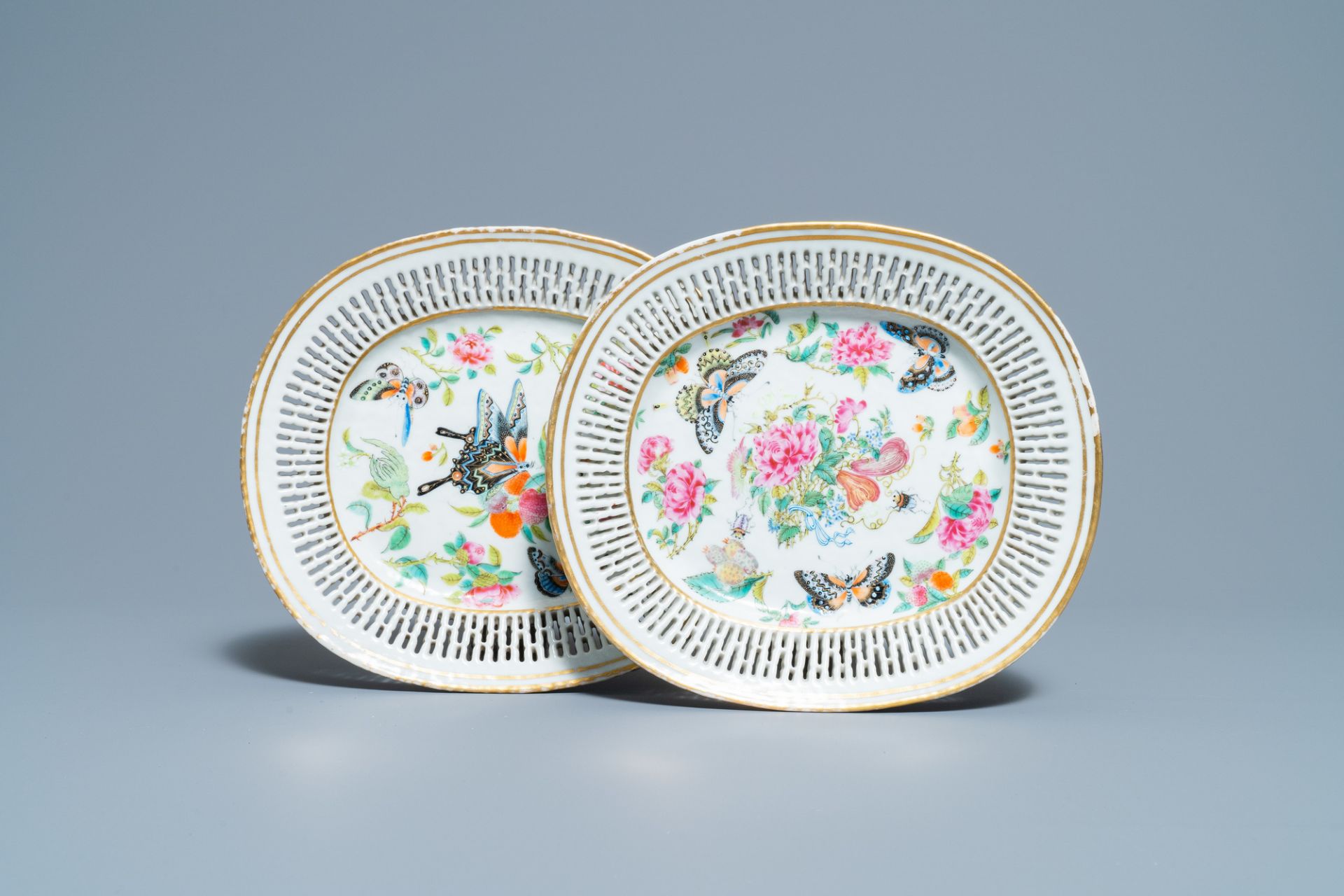 A pair of Chinese reticulated oval Canton famille rose 'butterfly' dishes, 19th C. - Image 3 of 3