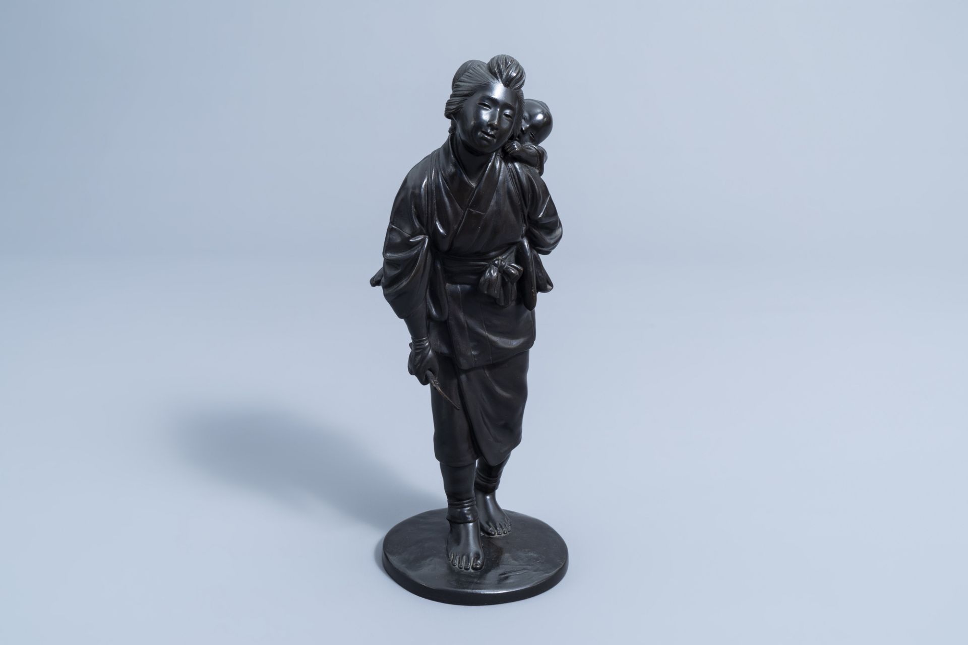 A Japanese bronze okimono of a mother and child on their way to the field, Meiji, 19th C. - Image 2 of 10