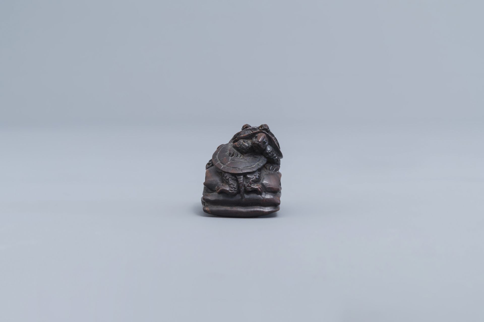 A Japanese wooden 'turtles' netsuke, signed, 20th C. - Image 5 of 7