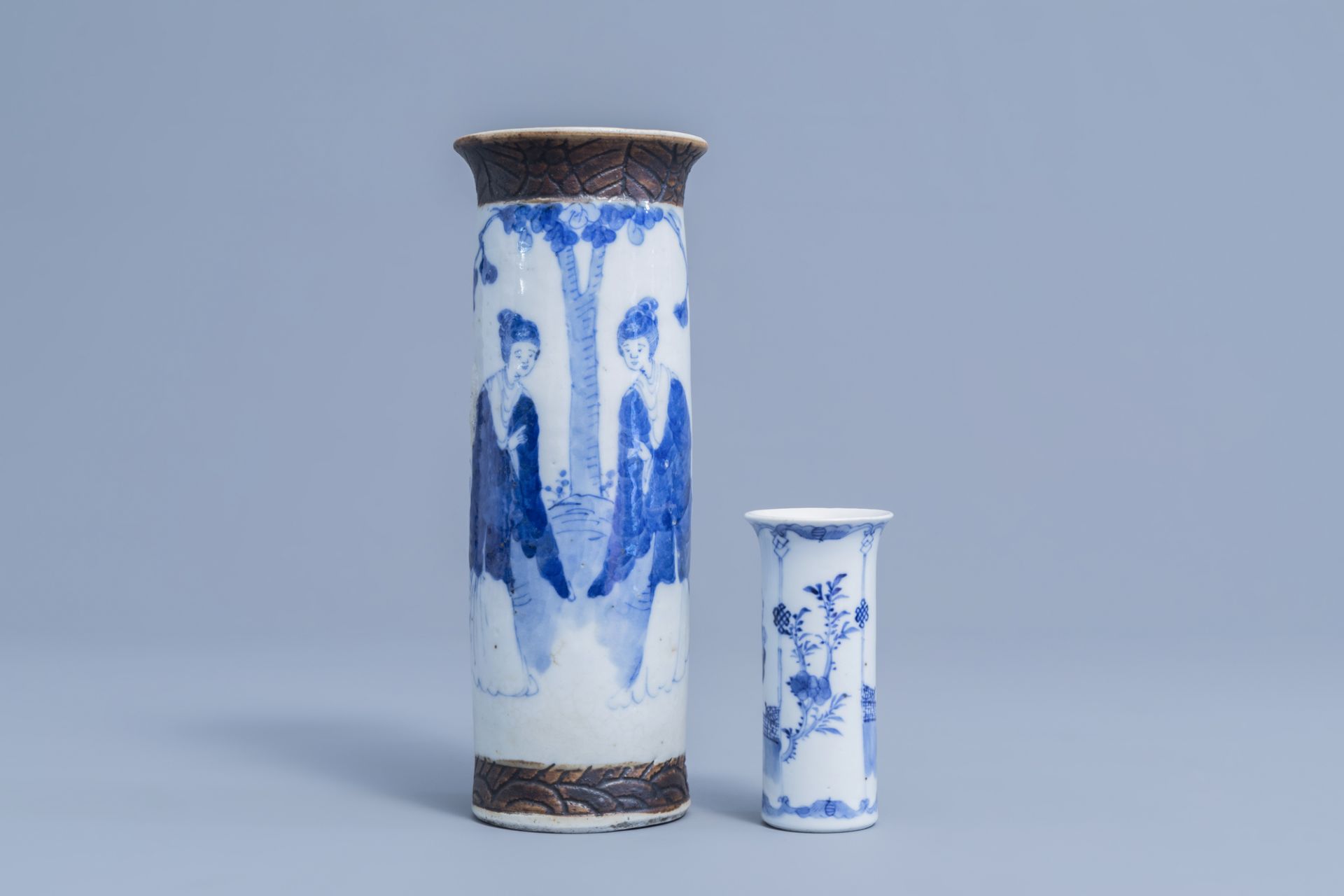 Two Chinese blue and white vases, two plates and a yellow monochrome dish, 19th/20th C. - Image 2 of 11