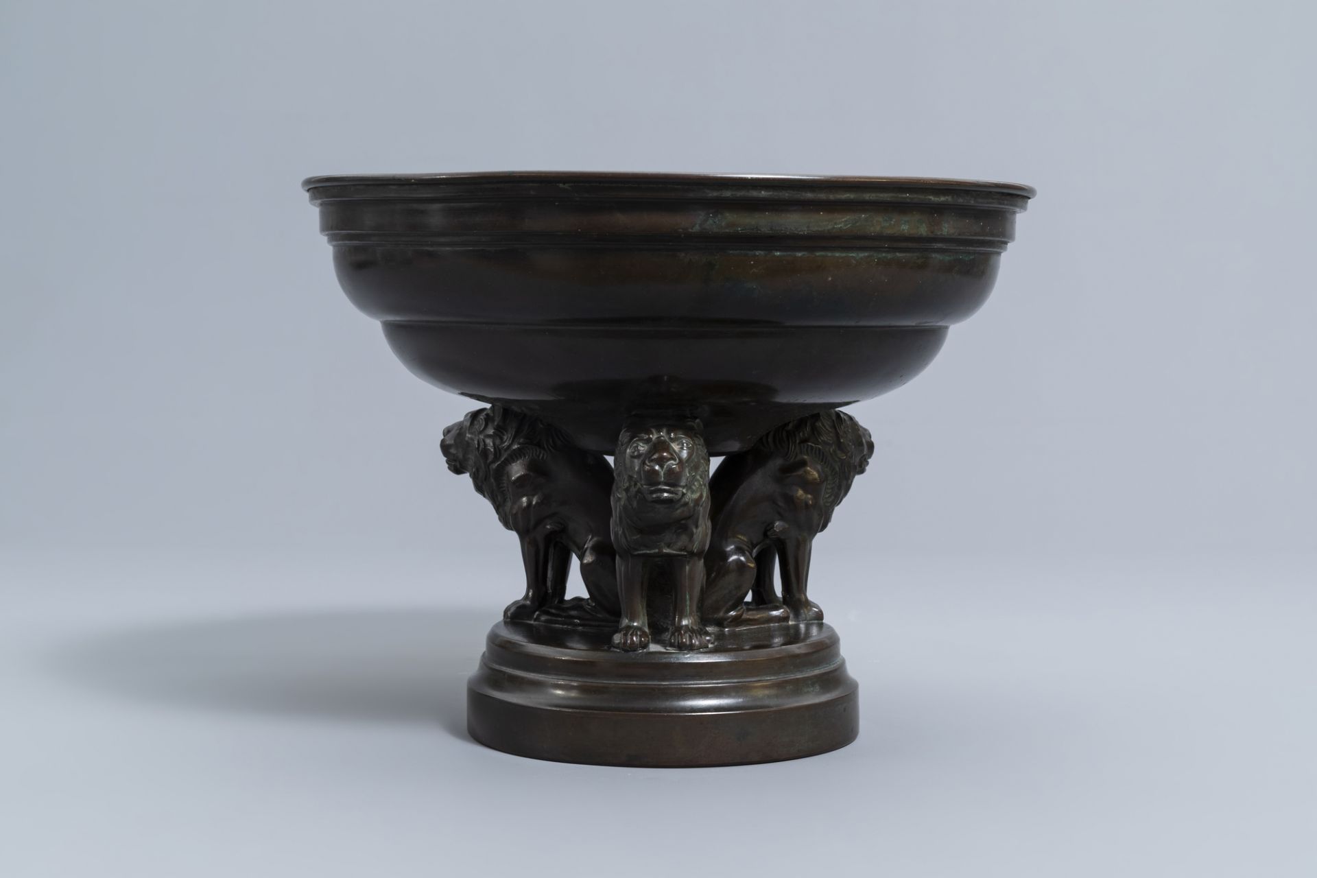 A French bronze and copper bowl resting on three lions, 19th/20th C - Image 2 of 7