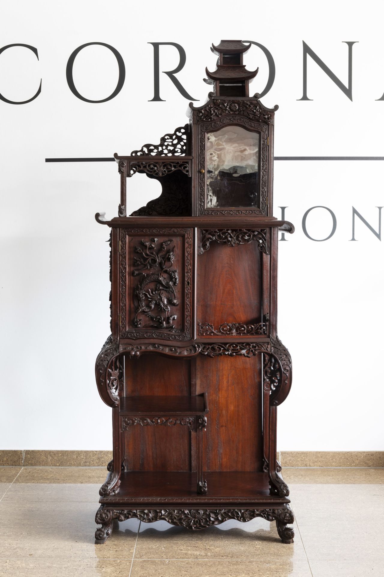 A Chinese reticulated wooden 'dragon' display cabinet, ca. 1900 - Image 3 of 7