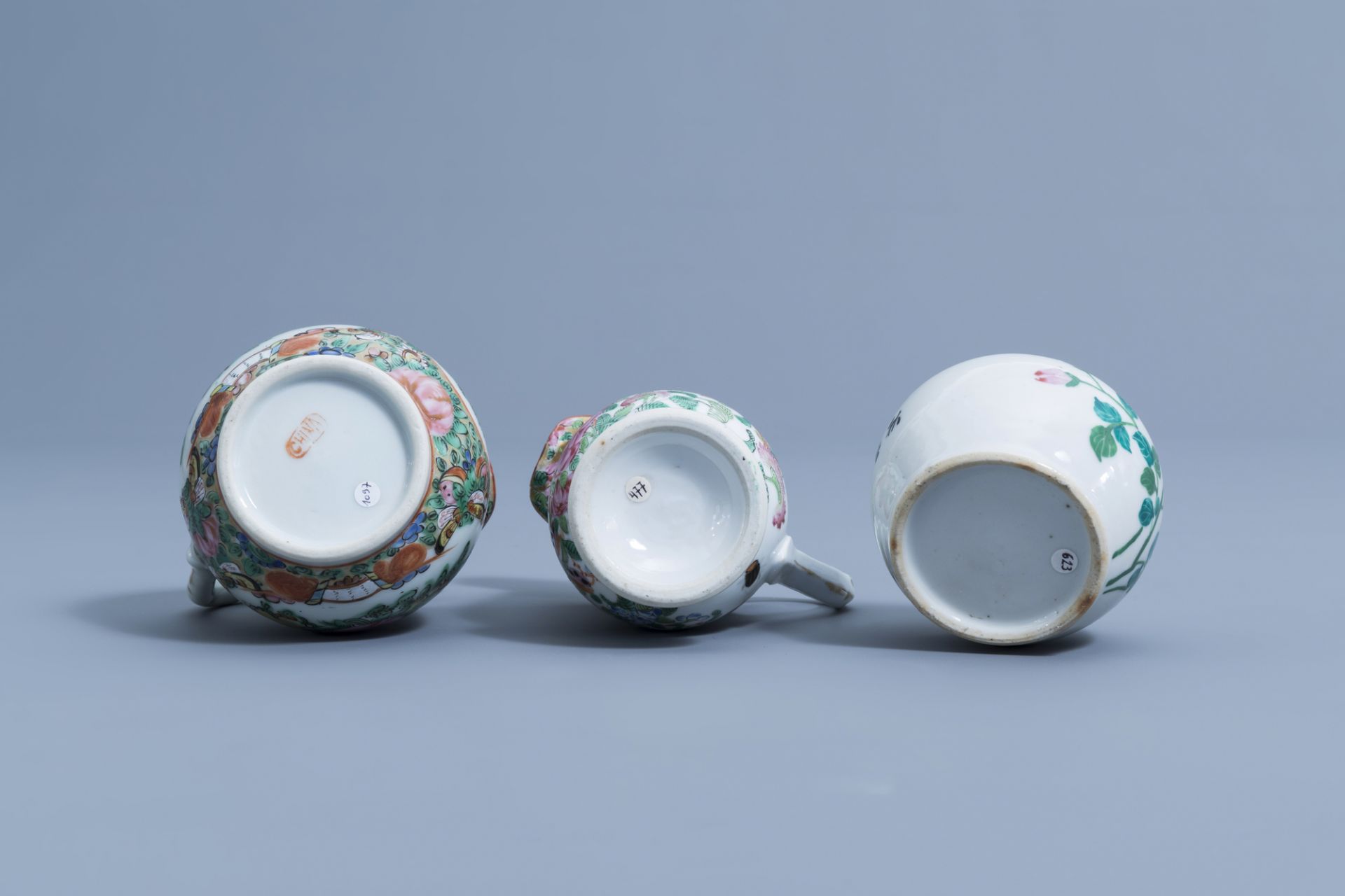 A varied collection of Chinese famille rose, verte, blue & white porcelain, 18th C. & later - Image 7 of 36