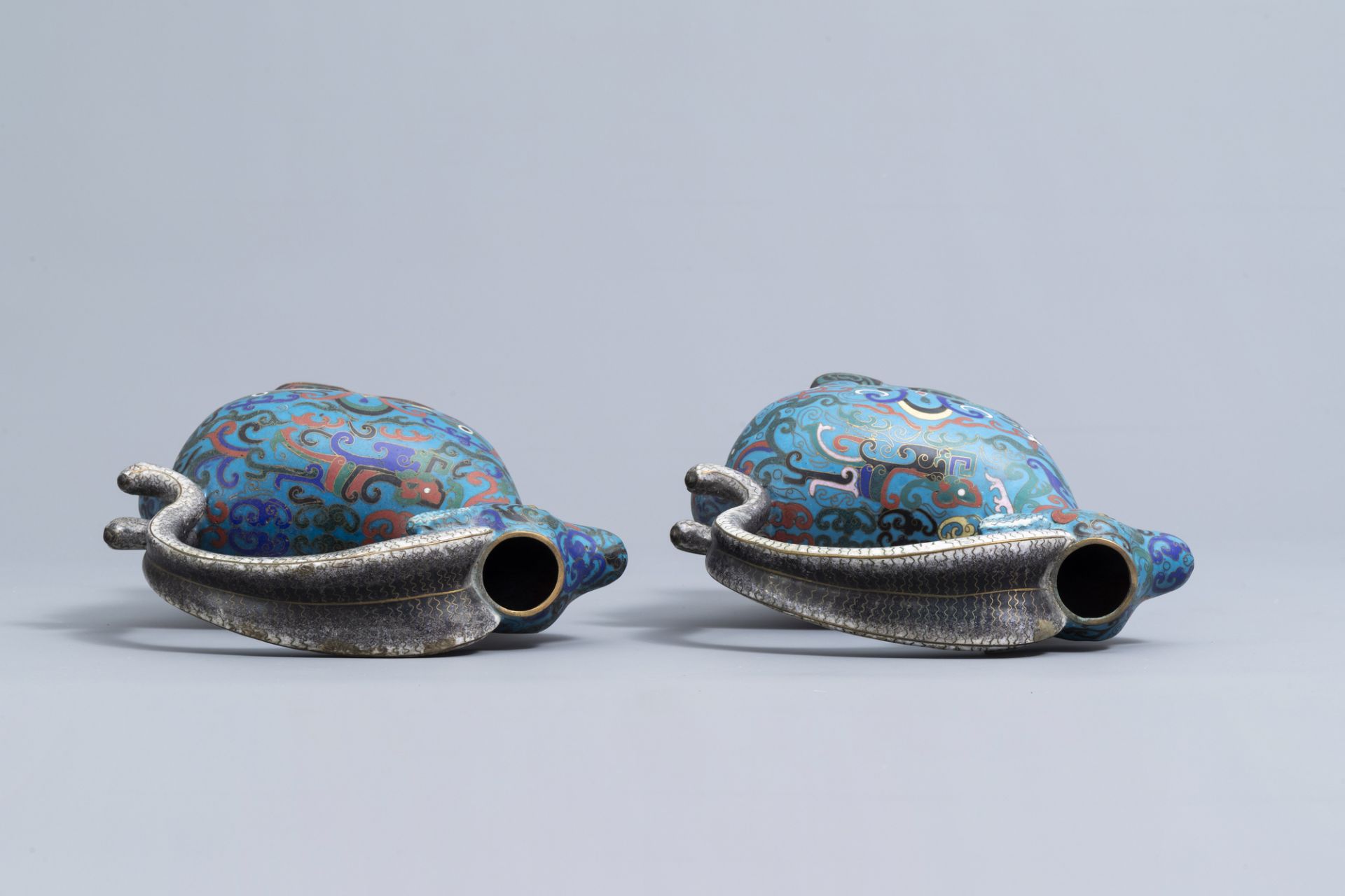 A pair of Chinese cloisonne ram shaped jugs, 19th/20th C. - Image 6 of 9