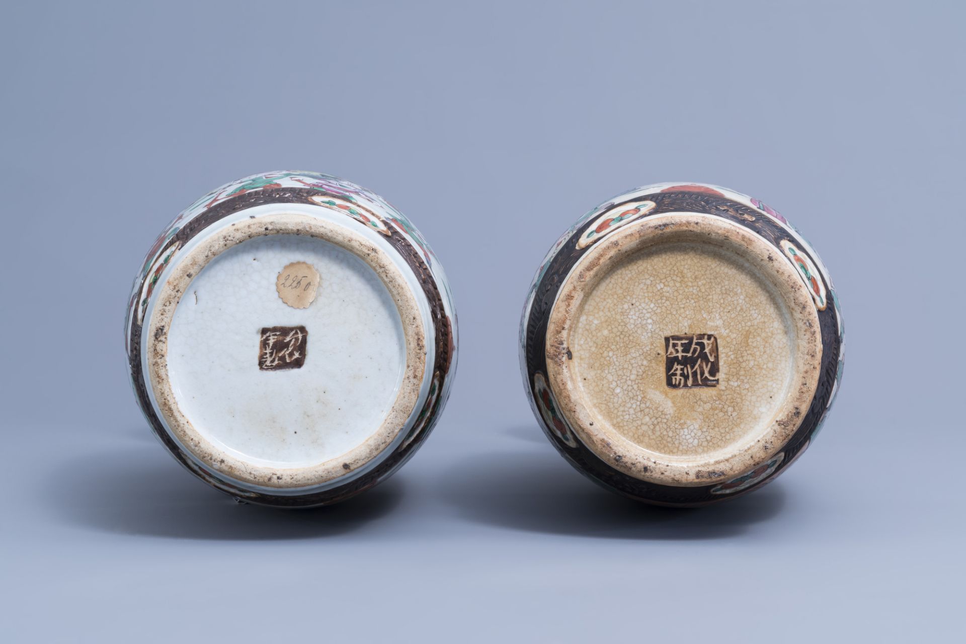 Two Chinese Nanking crackle glazed famille rose vases with warrior scenes, 19th/20th C. - Image 6 of 6