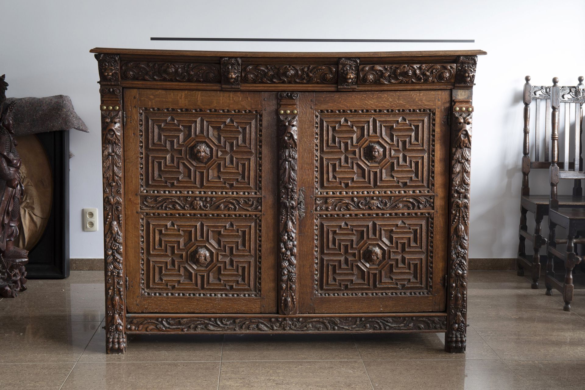 An oak wooden buffet dresser with floral design and lion heads, the Netherlands, 17th C. and later - Image 3 of 7