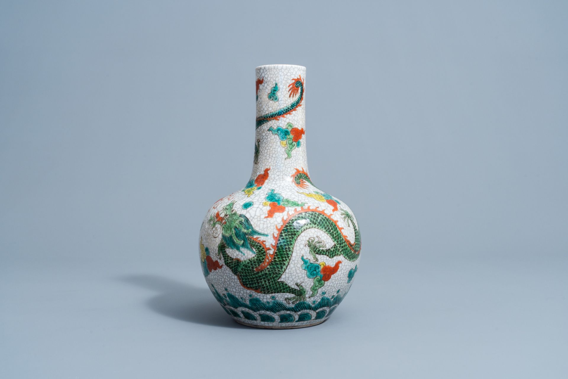 A Chinese Nanking famille verte crackled glazed tianqiu ping 'dragon' vase, 19th C. - Image 2 of 7