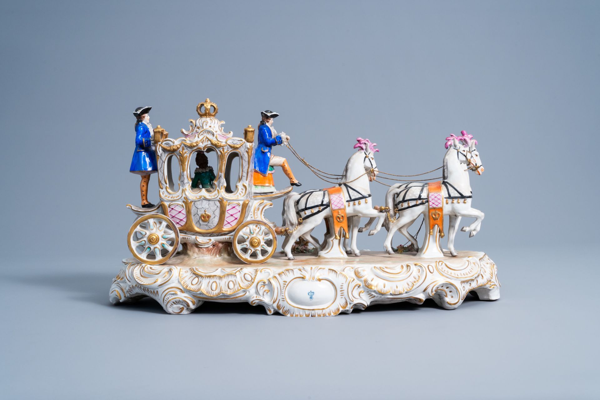 A group with a four-in-hand carriage in polychrome decorated Saxon porcelain, Sitzendorf mark, 20th - Image 4 of 11