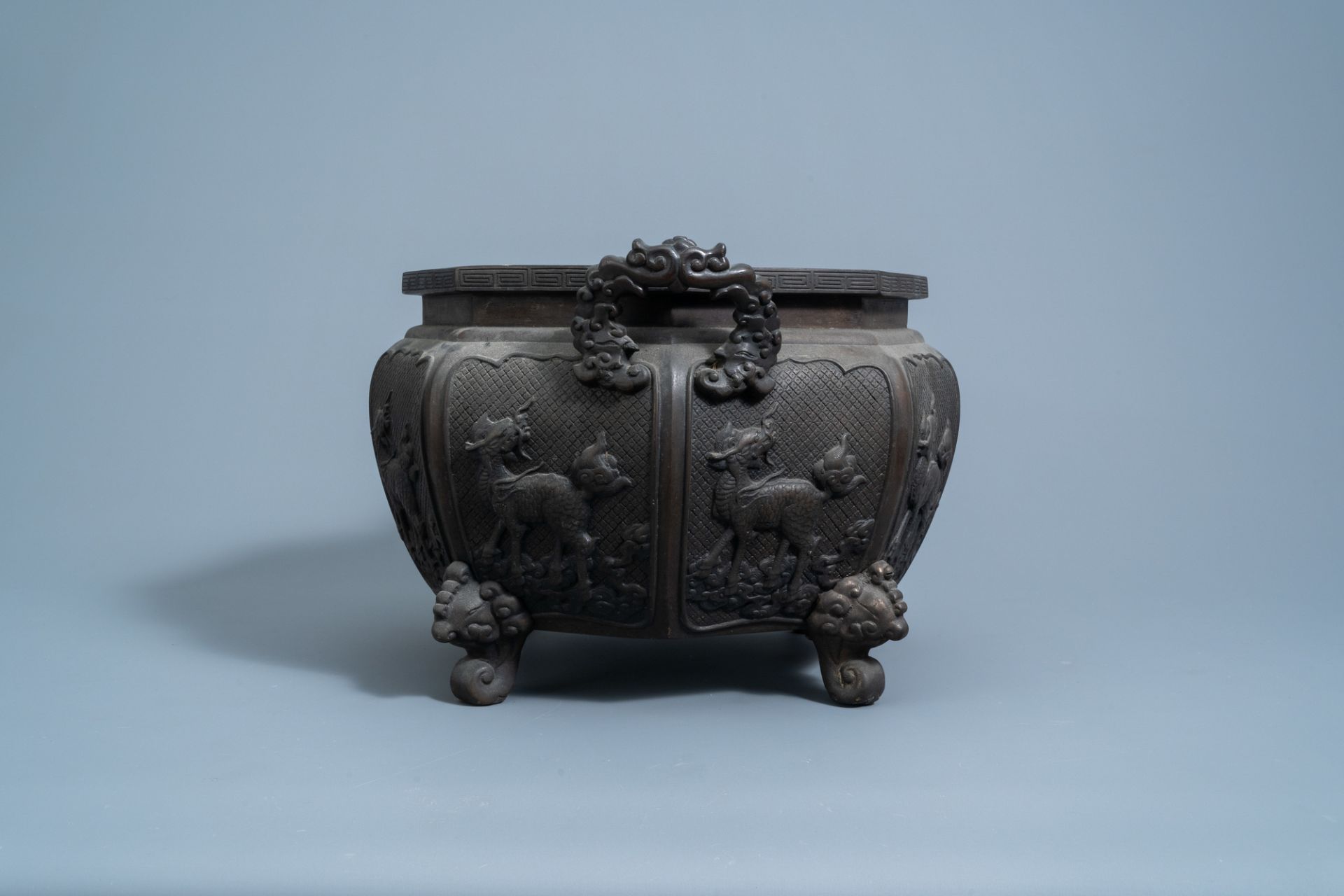 A Japanese octagonal bronze jardiniere, Meiji, 19th C. - Image 5 of 7