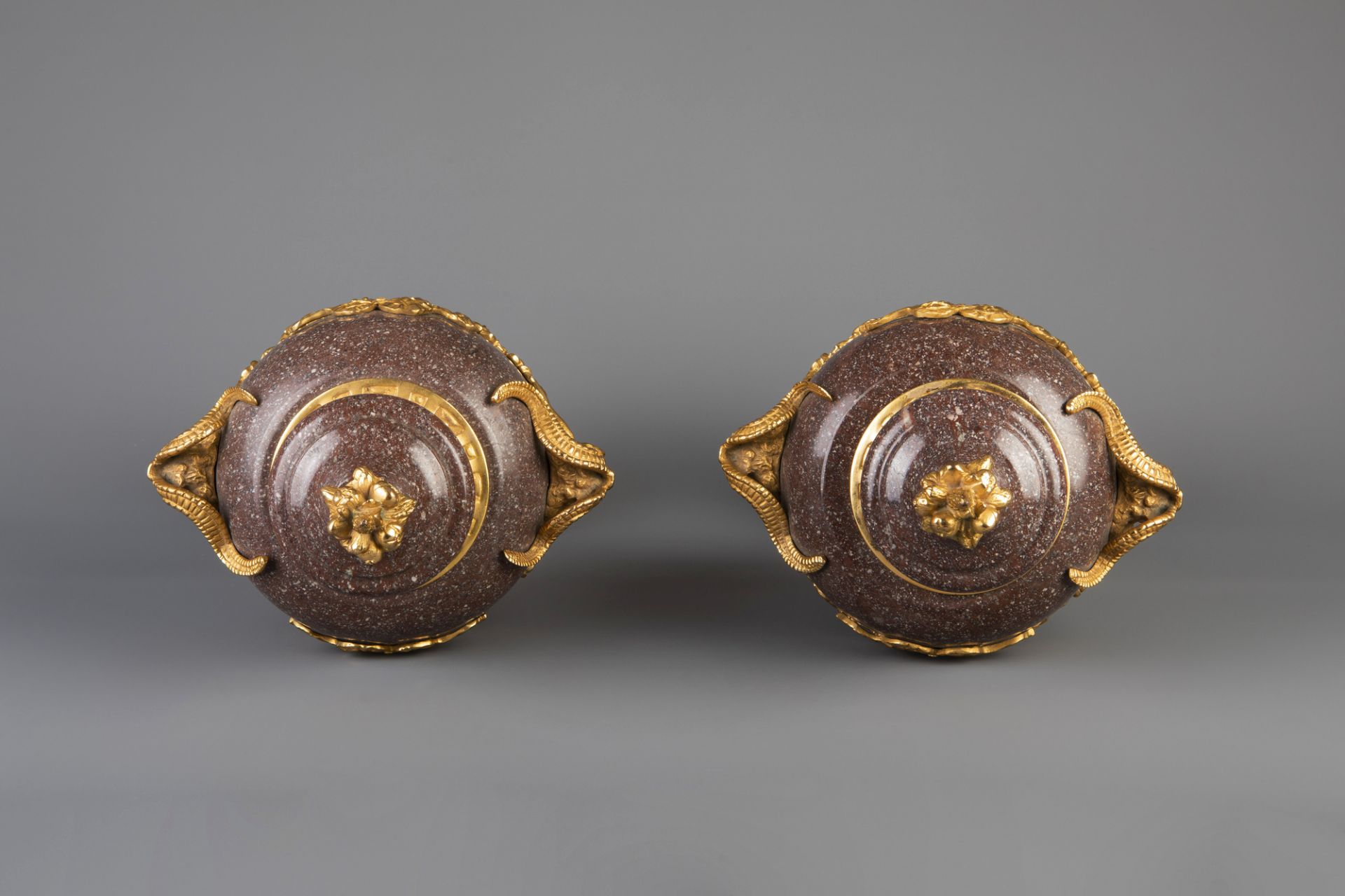 An imposing pair of gilt bronze mounted red porphyry cassolettes, 19th/20th C. - Image 5 of 6