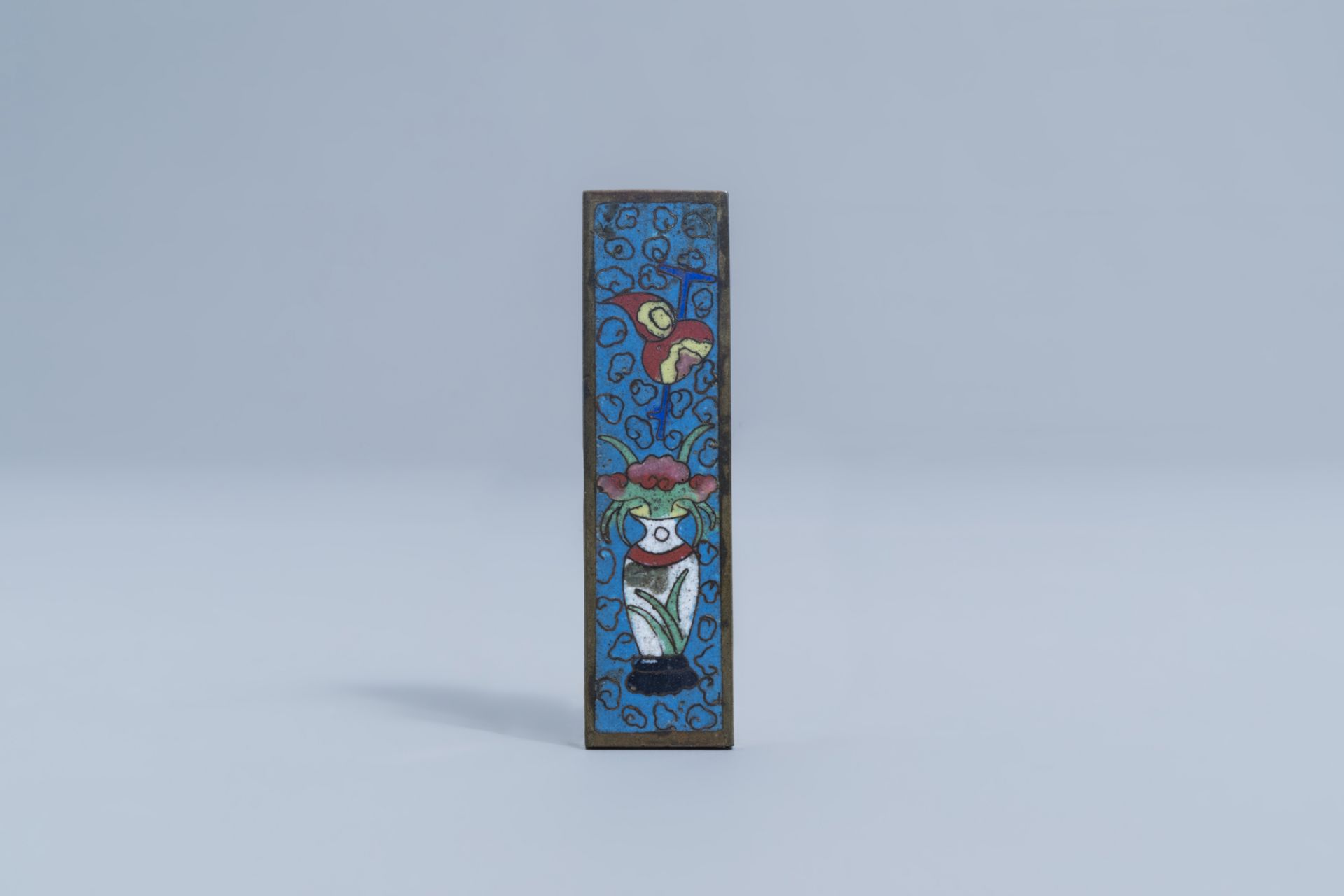 A Chinese cloisonne 'dragons' bowl, an enamel caucer with floral design and two small cloisonne scro - Image 14 of 15